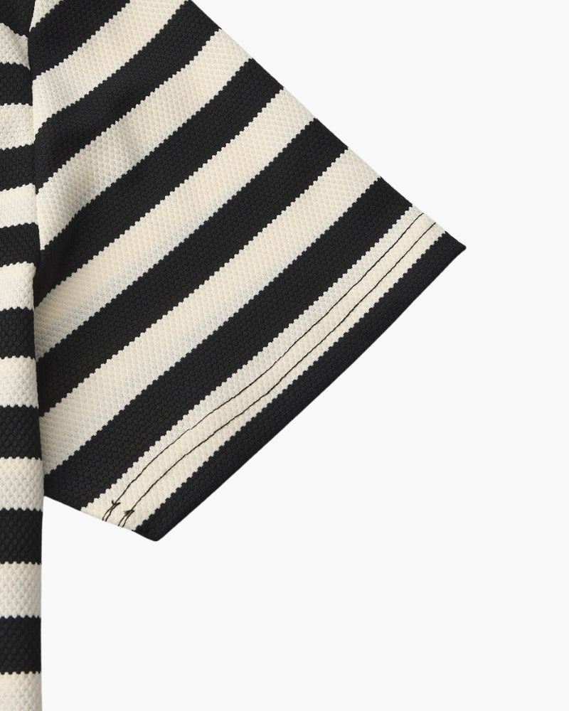 Koszulka polo z prążkowanej dzianiny z paskami w stylu retro i kontrastowym kołnierzykiem