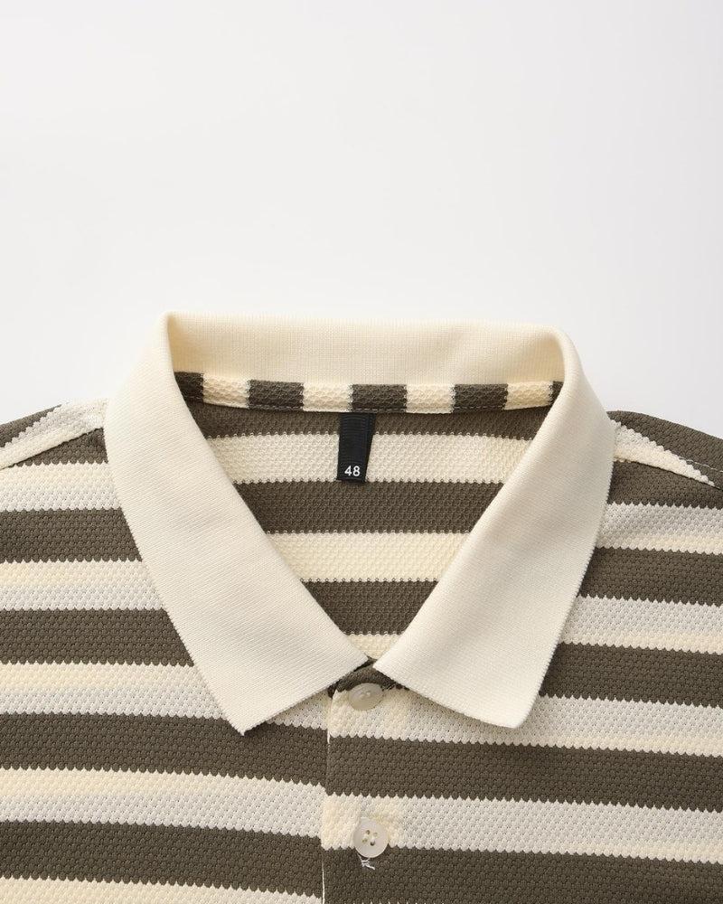 Koszulka polo z prążkowanej dzianiny z paskami w stylu retro i kontrastowym kołnierzykiem