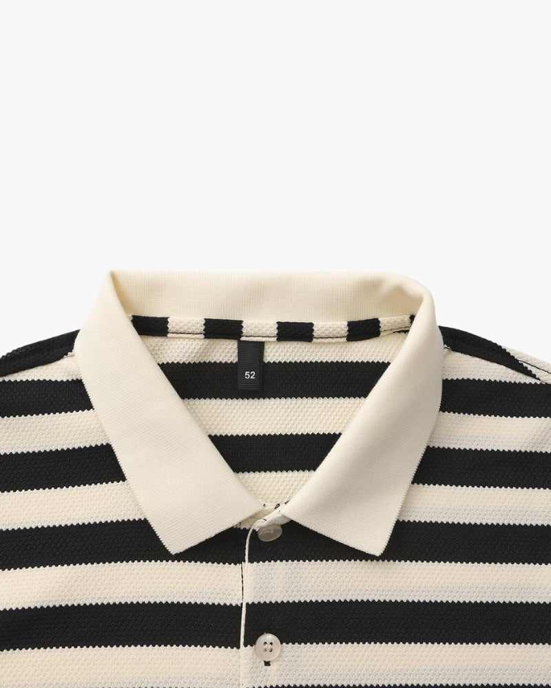 Koszulka polo z prążkowanej dzianiny z paskami w stylu retro i kontrastowym kołnierzykiem